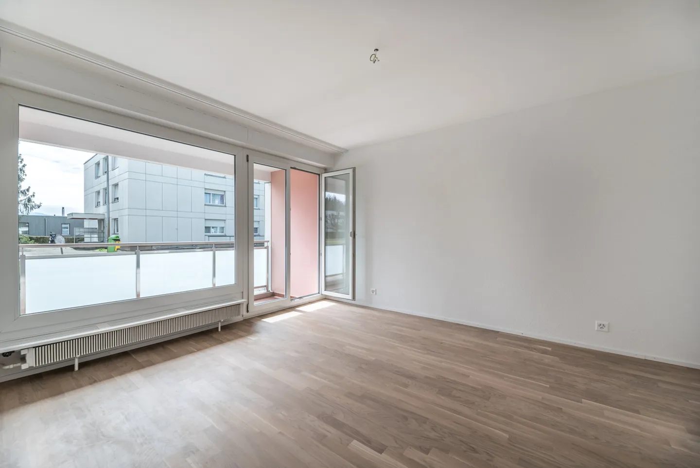 Magnificent 2.5 rooms on the ground floor with balcony and washing column. - Photo 4 of 6