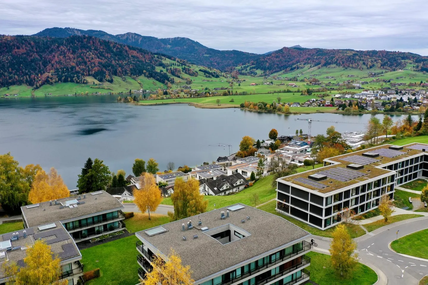 Zeitloses Wohnerlebnis in bester Lage mit Blick über den Ägerisee - Foto 2 von 23