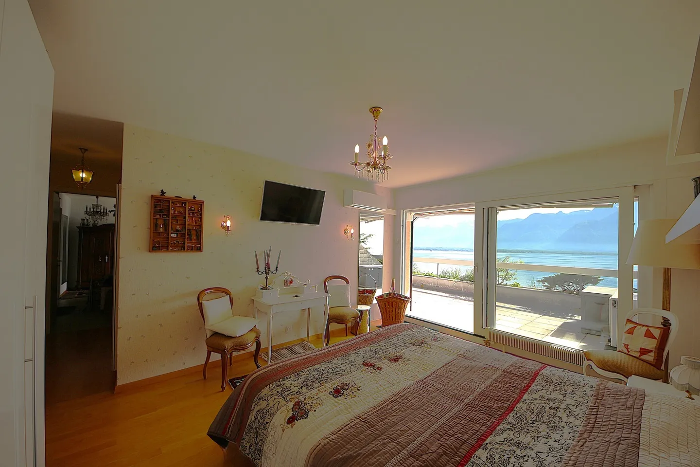 Superbe Attique Duplex avec Vue sur le Lac - Photo 7 sur 14