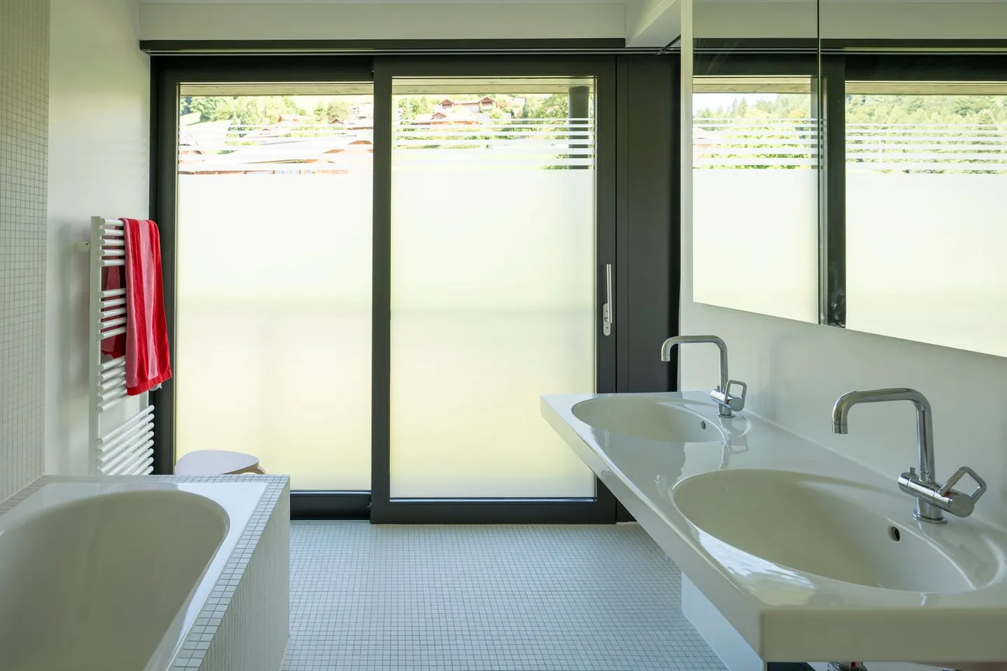 Zeitloses Wohnerlebnis in bester Lage mit Blick über den Ägerisee - Foto 18 von 23