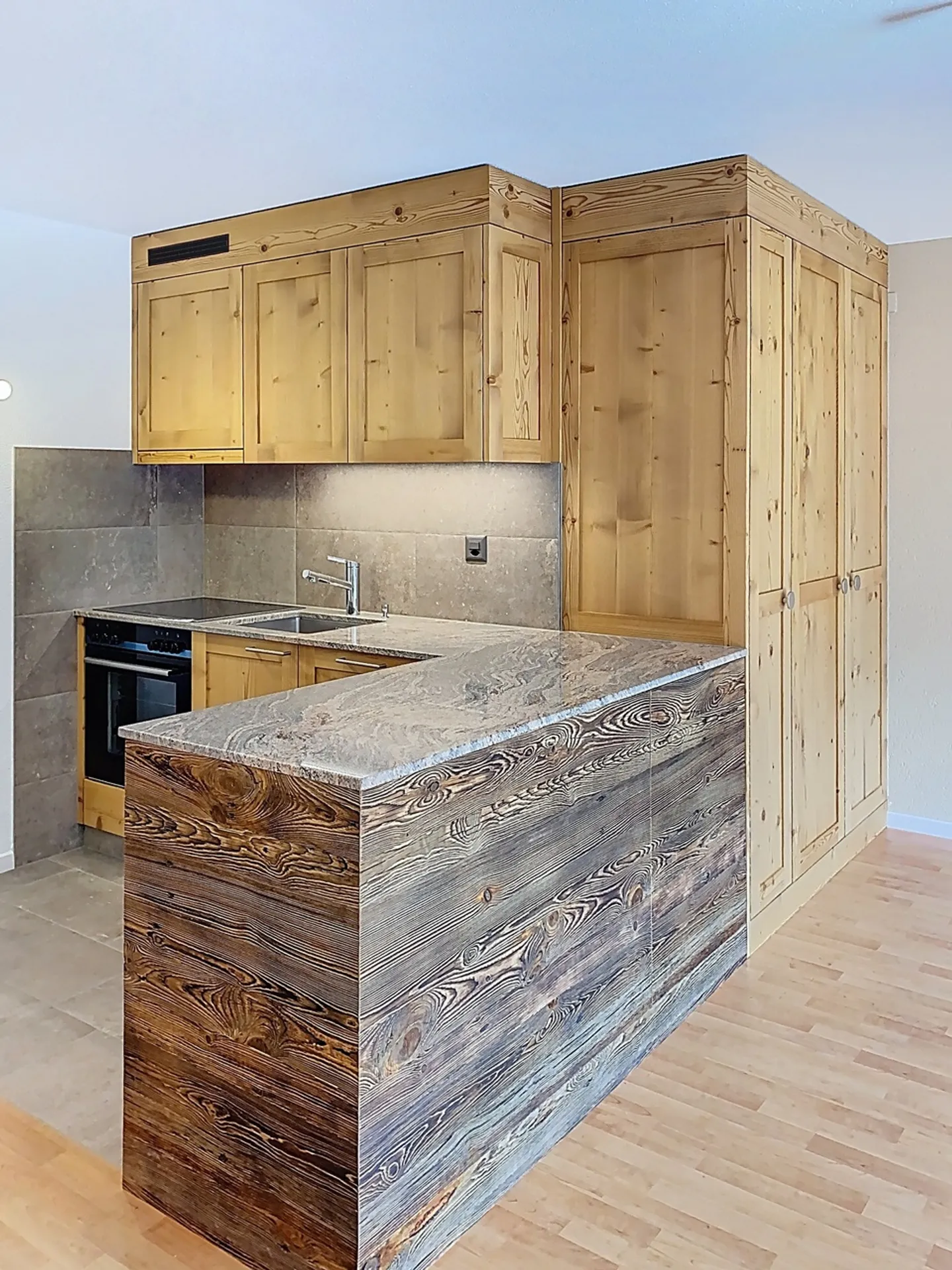 Just 2 Steps from the Slopes  Magnificent 2.5-Room Apartment Completely Renovated - Photo 3 of 9