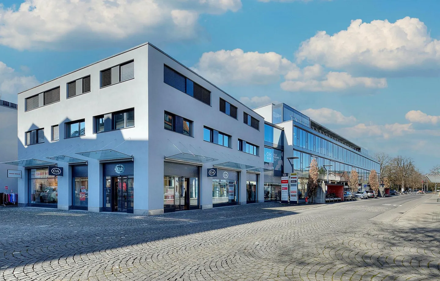 Bequemer Parkplatz verfügbar - Foto 1 von 2