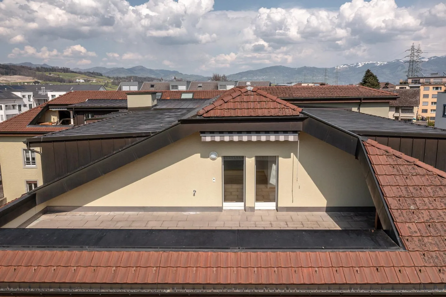 Grosszügige 5.5 Zimmer Wohnung mit Terrasse - Foto 1 di 10