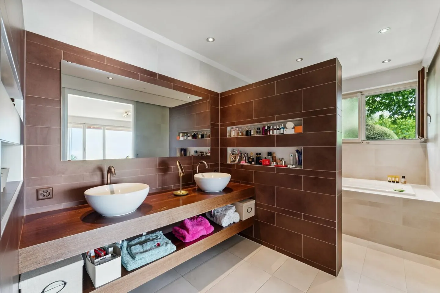 Between the green of the vineyards and the blue of the lake - Photo 7 of 13