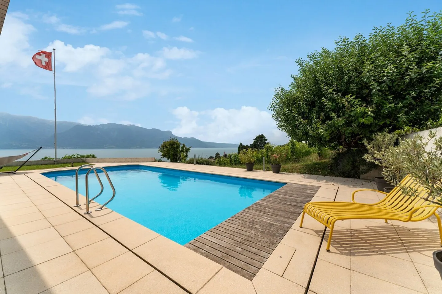 Between the green of the vineyards and the blue of the lake - Photo 13 of 13