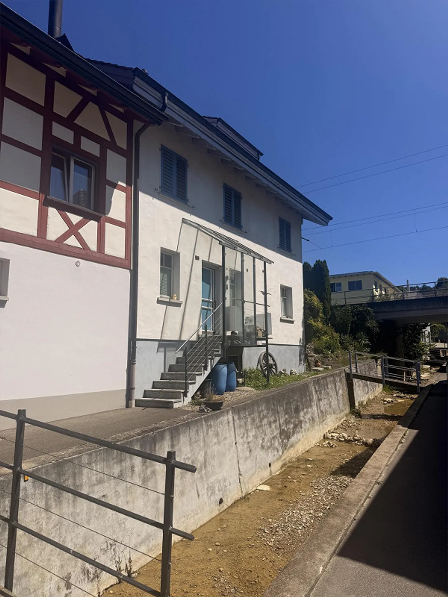 Spacious 6.5-room single-family house with garden in Berlingen - Photo 3 of 24