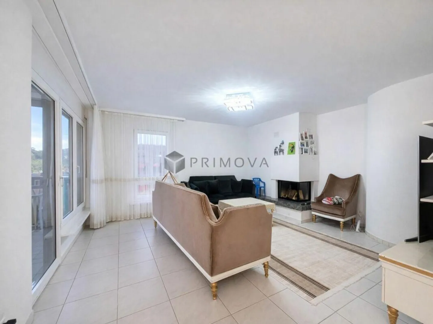 Una casa che unisce generosità, luce e comfort - Foto 2 di 10