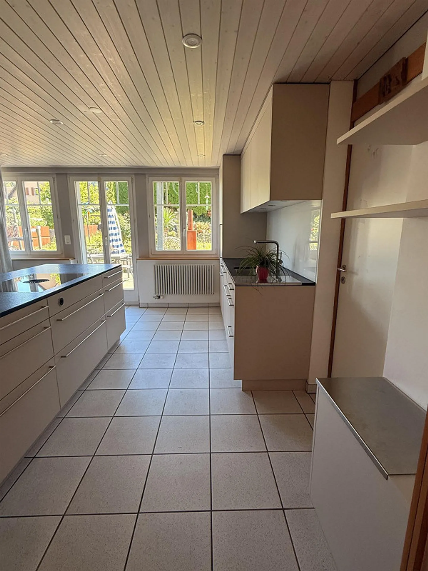 Spacious 6.5-room single-family house with garden in Berlingen - Photo 8 of 24