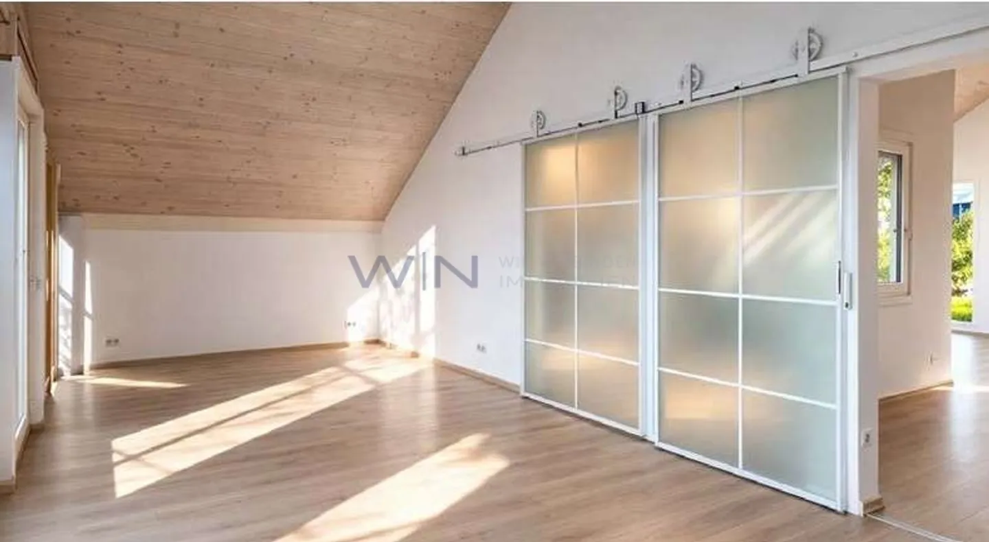 Luxury Apartment with High Ceilings - Photo 2 of 10