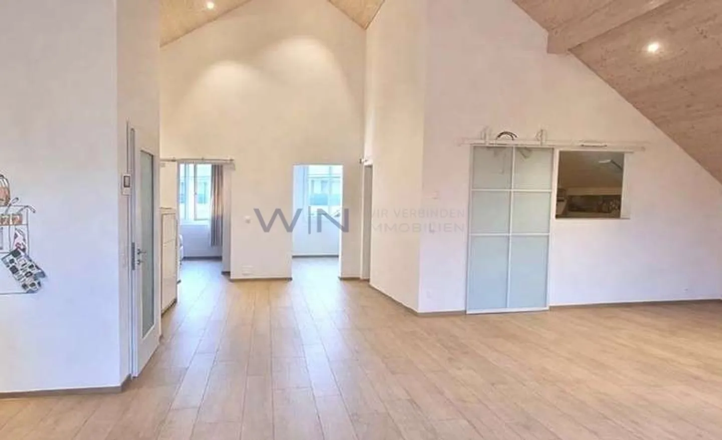 Luxury Apartment with High Ceilings - Photo 3 of 10