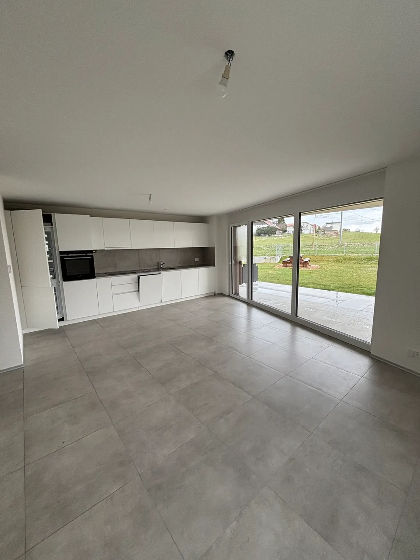 Sehr schöne 2,5 Zimmer mit Terrasse, nahe den Geschäften - Foto 1 von 6