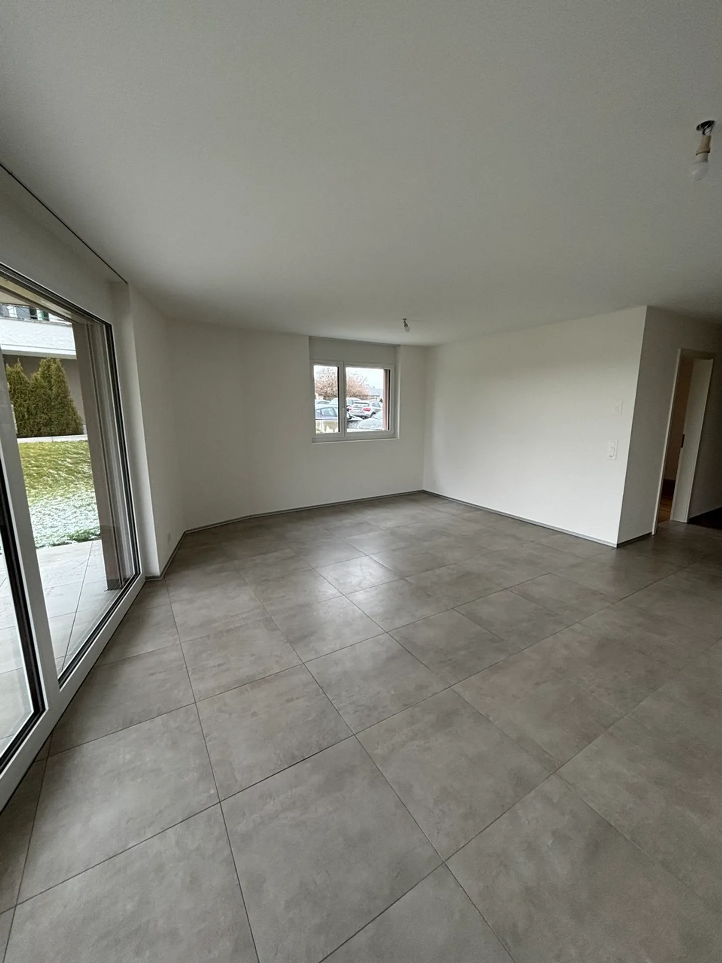 Sehr schöne 2,5 Zimmer mit Terrasse, nahe den Geschäften - Foto 2 von 6