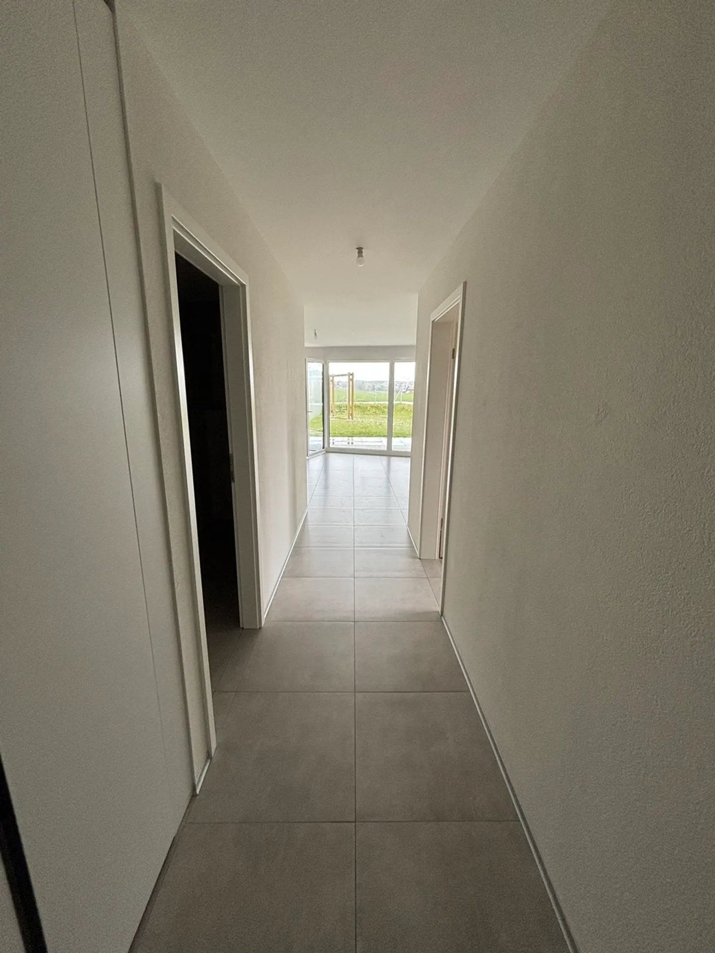 Sehr schöne 2,5 Zimmer mit Terrasse, nahe den Geschäften - Foto 3 von 6