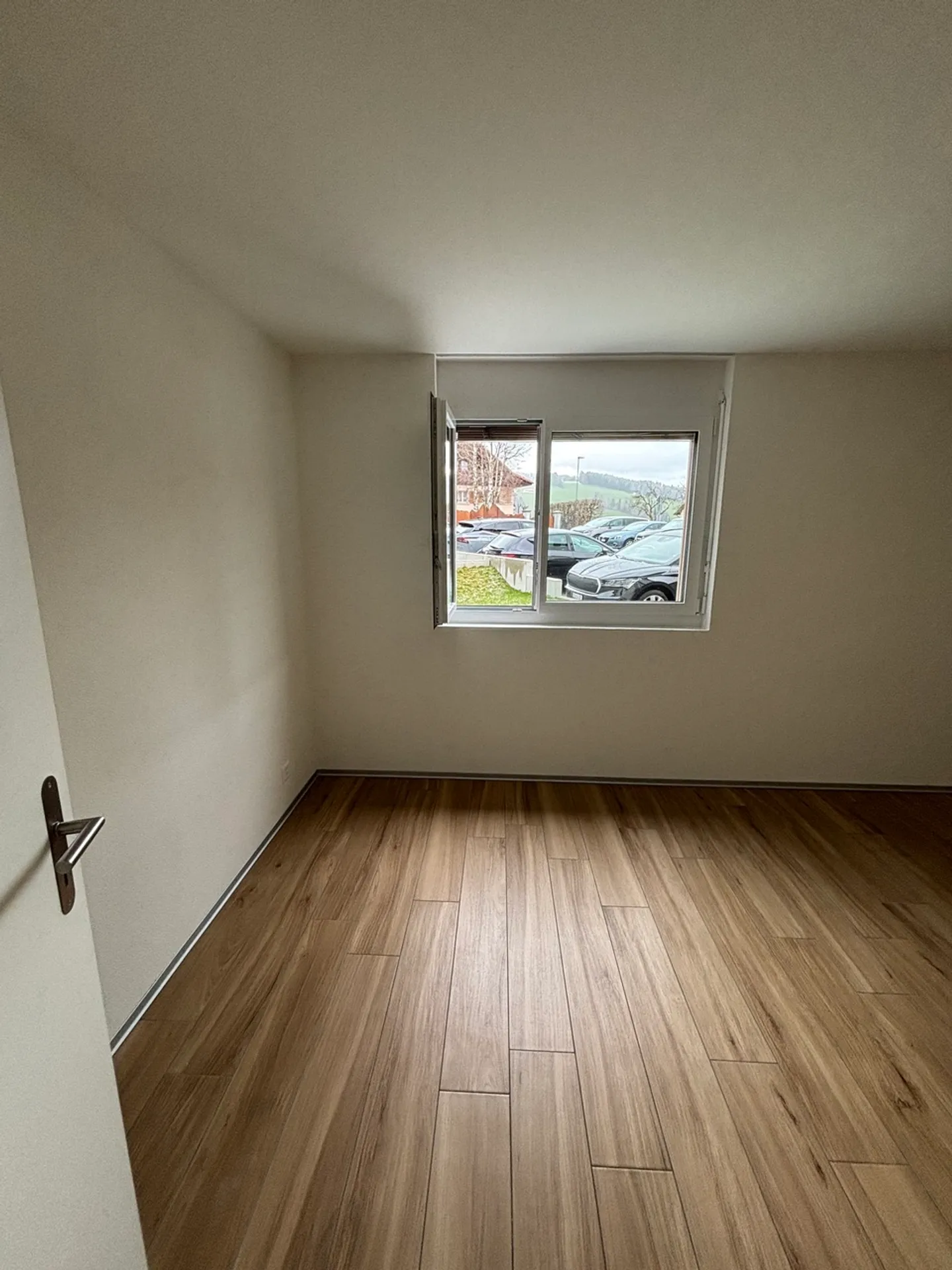 Sehr schöne 2,5 Zimmer mit Terrasse, nahe den Geschäften - Foto 4 von 6