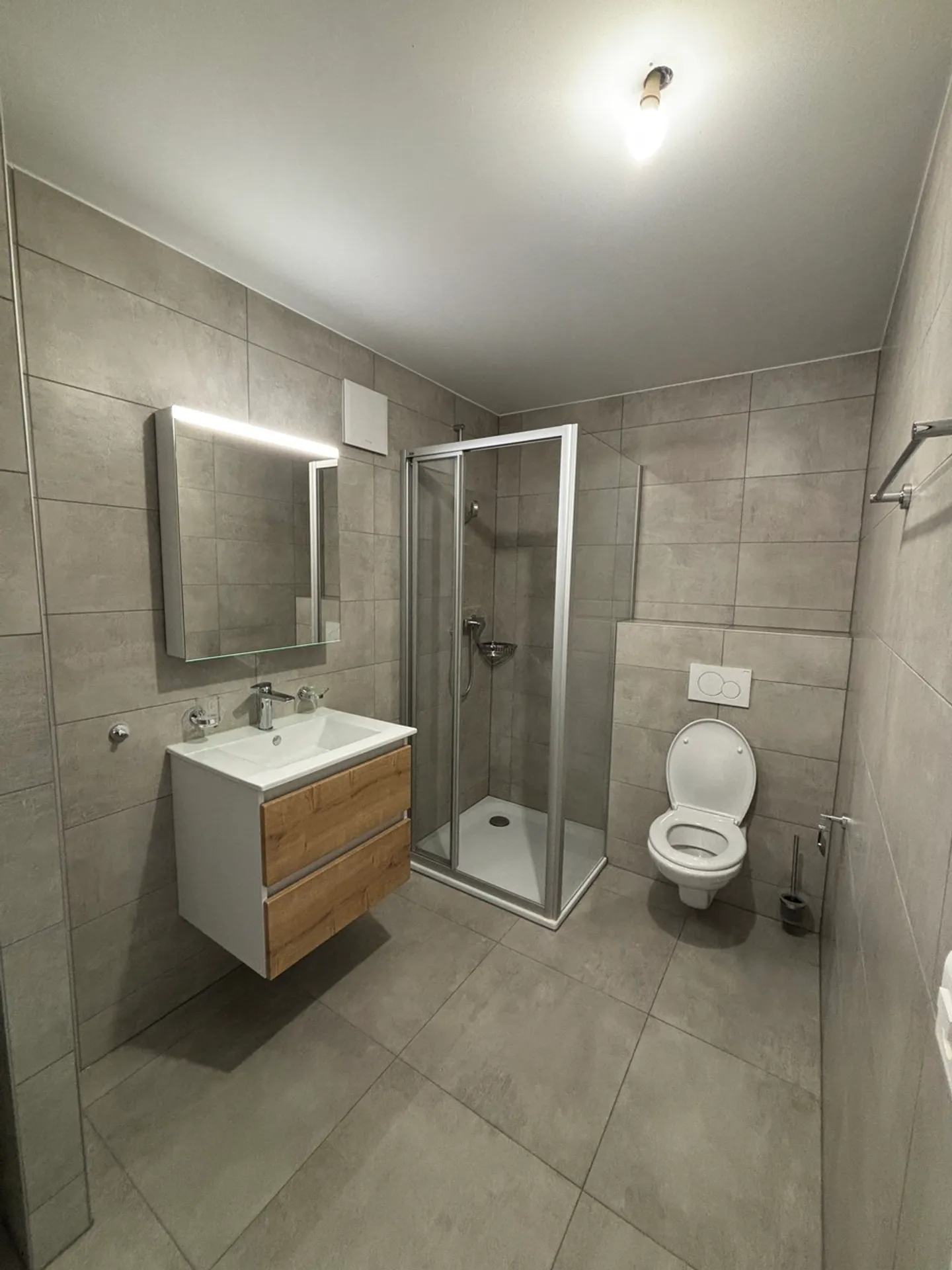 Sehr schöne 2,5 Zimmer mit Terrasse, nahe den Geschäften - Foto 5 von 6