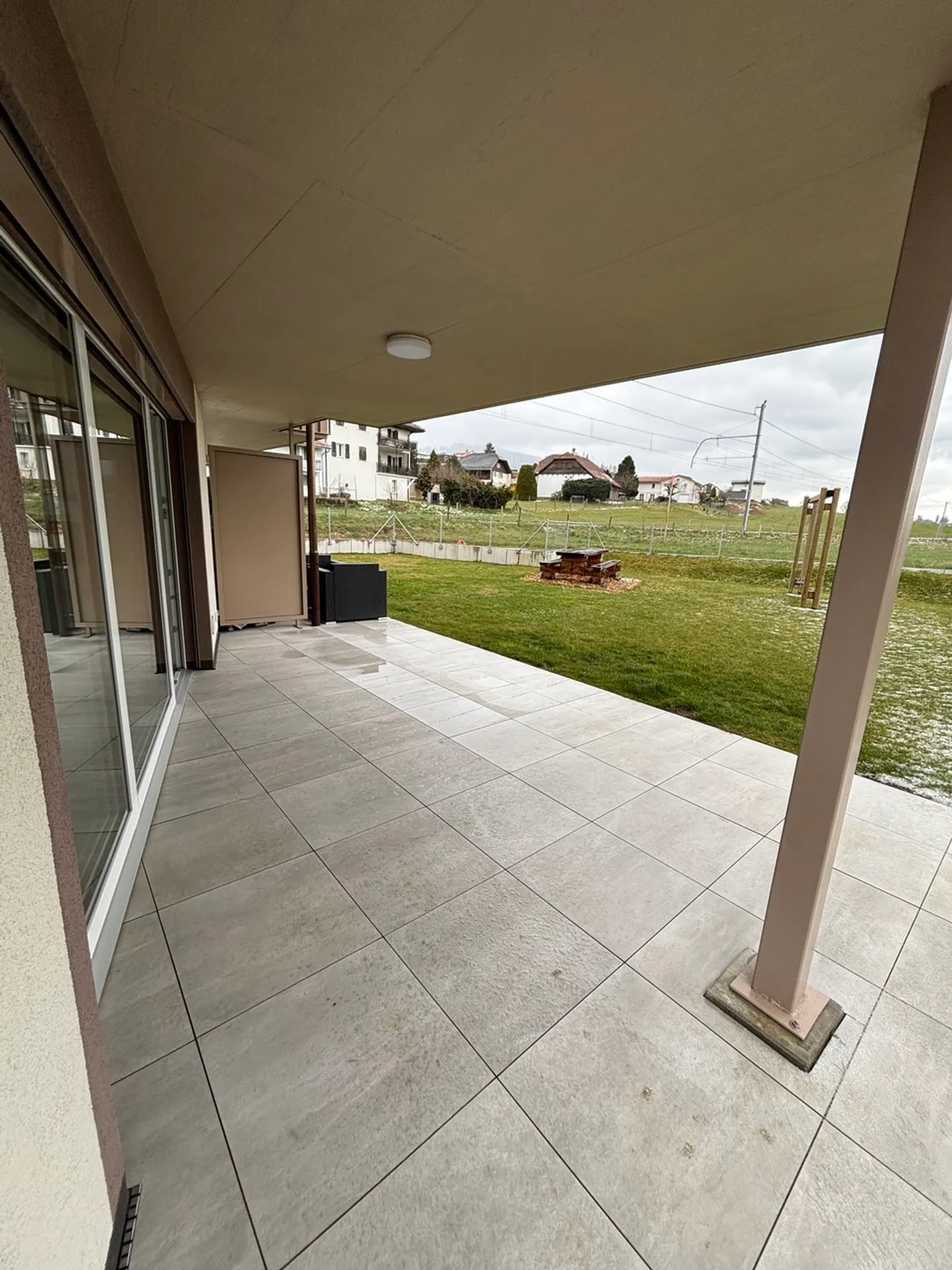 Sehr schöne 2,5 Zimmer mit Terrasse, nahe den Geschäften - Foto 6 von 6