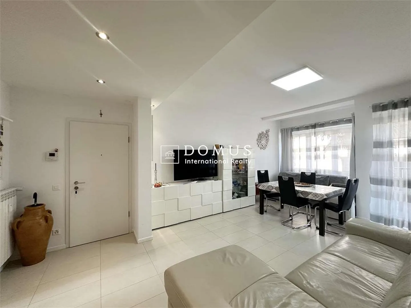 Spacious apartment in central area - Photo 2 of 13