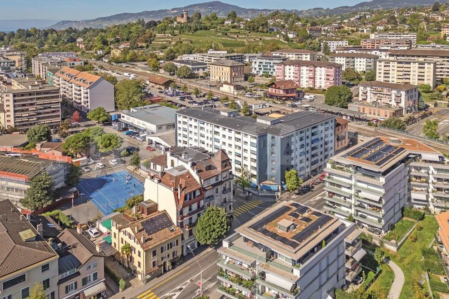 Yield Building: 2 commercial spaces and 4 apartments 3... - Photo 3 of 13
