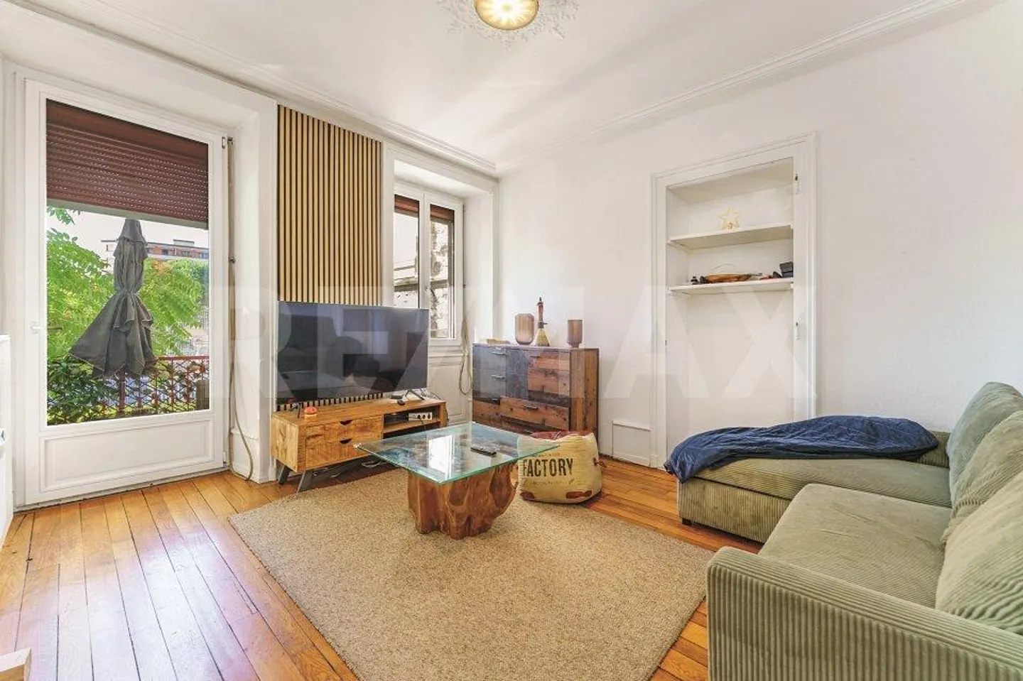 Yield Building: 2 commercial spaces and 4 apartments 3... - Photo 5 of 13