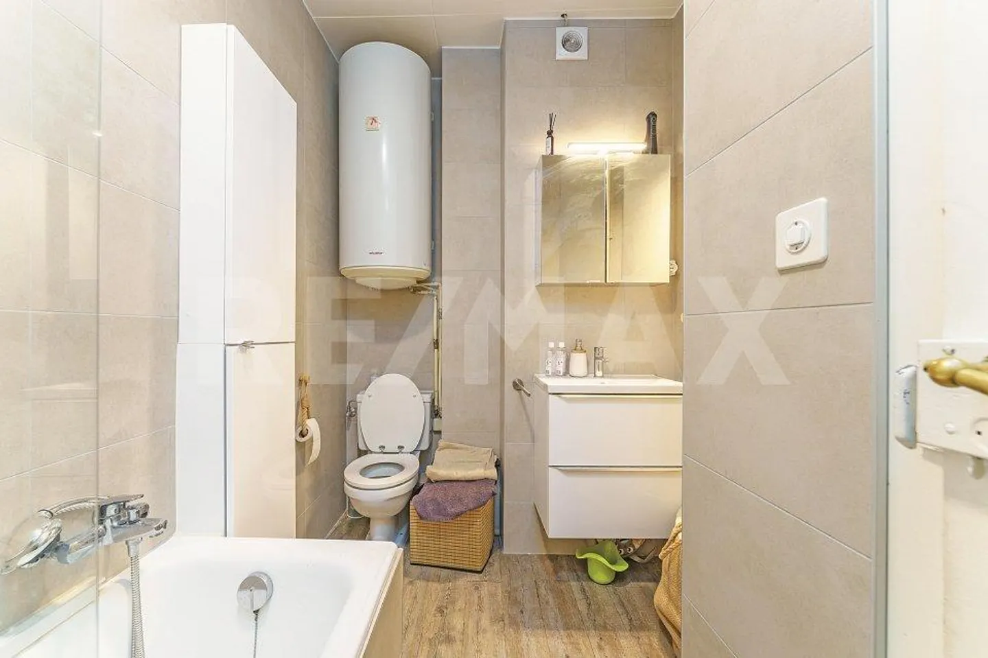 Yield Building: 2 commercial spaces and 4 apartments 3... - Photo 9 of 13