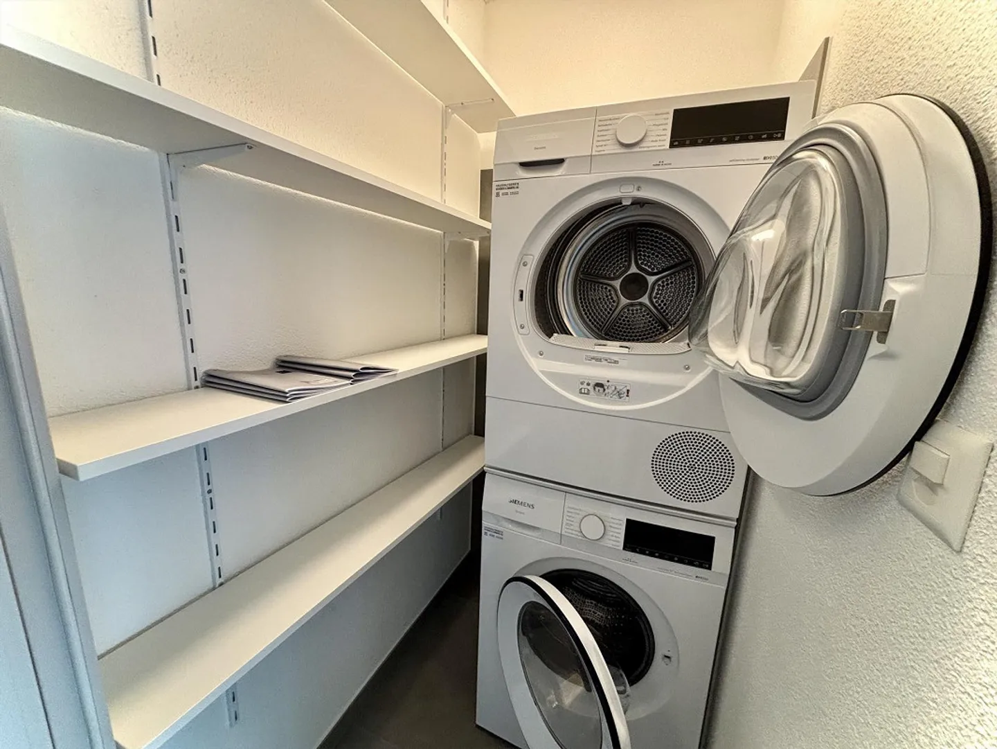 Freshly renovated, great location! Your new home? - Photo 8 of 9