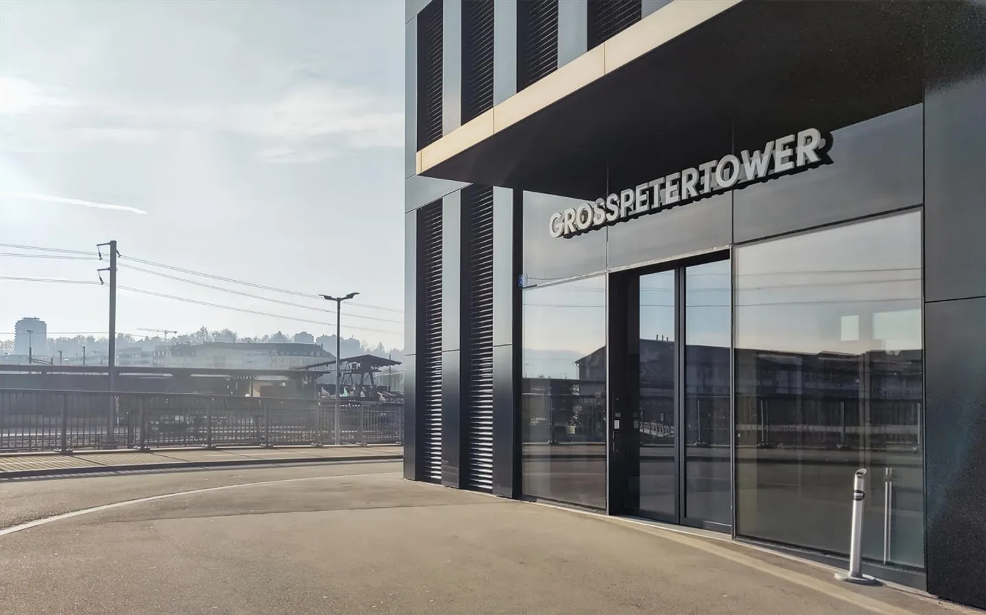 Travaillez, tenez des réunions et favorisez la collaboration dans des espaces de bureau au Spaces Grosspeter Tower - Photo 3 sur 18