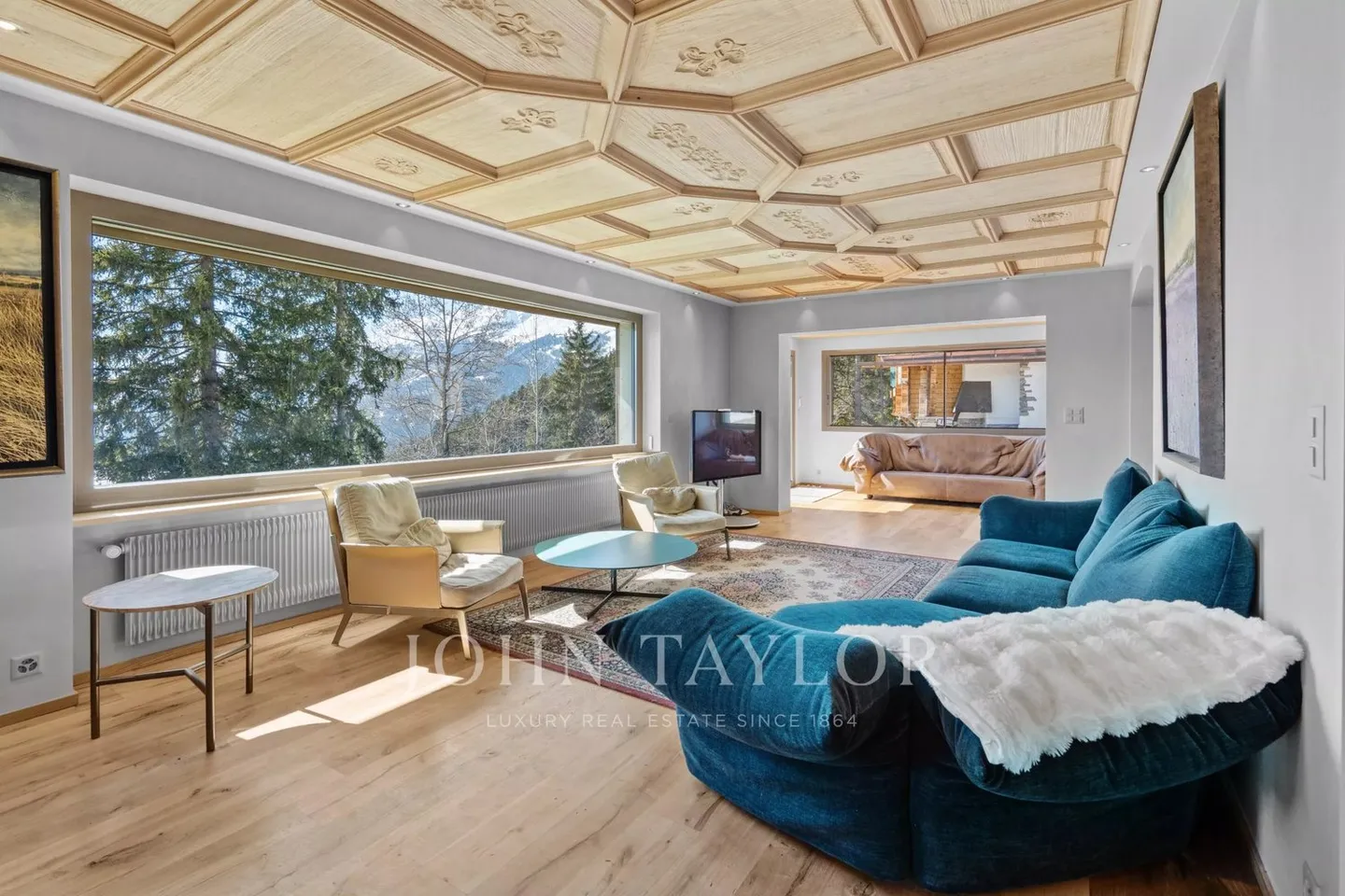 Family chalet with 10 rooms, indoor pool and stunning views of the Alps. - Photo 3 of 13