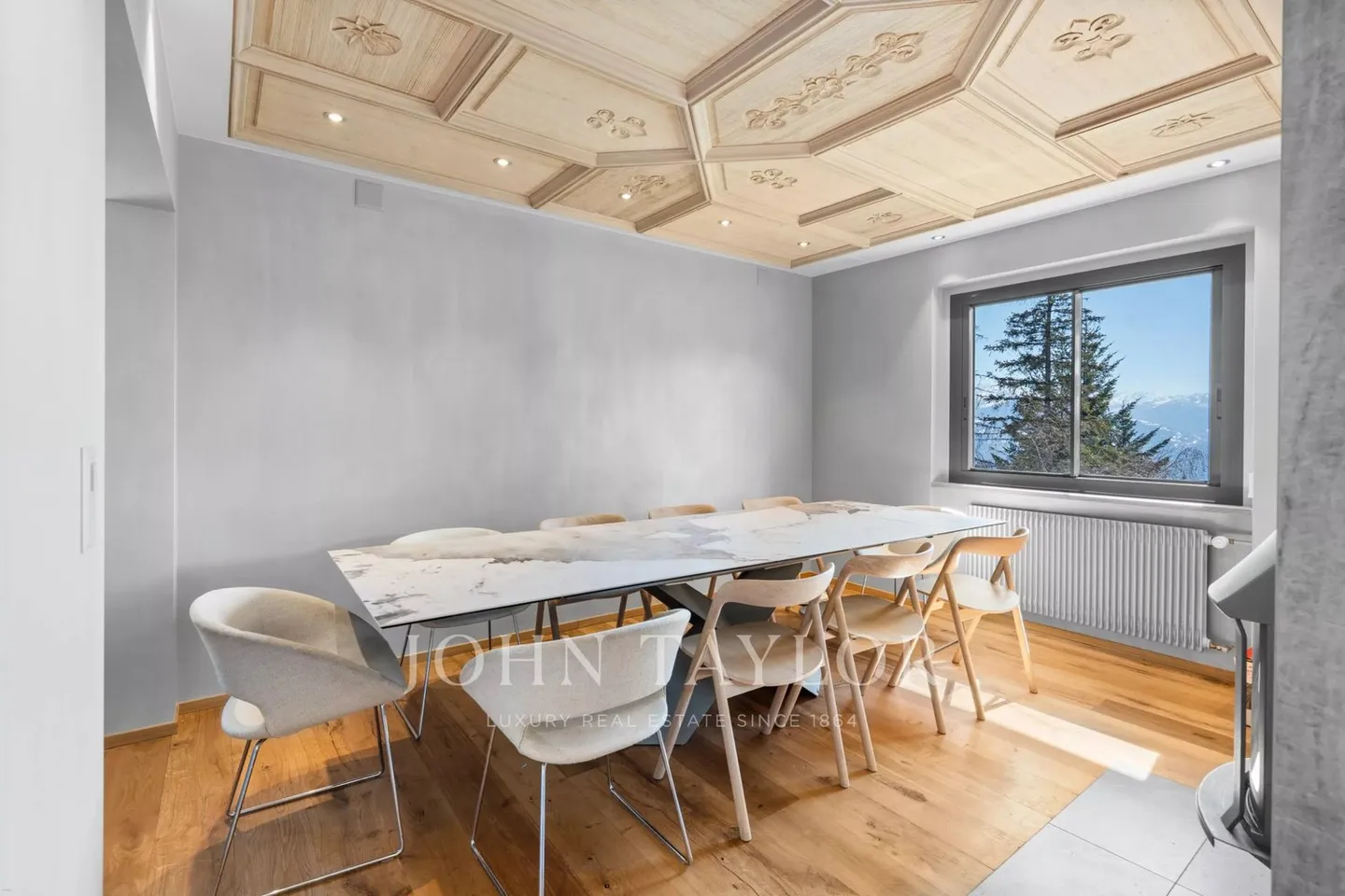 Family chalet with 10 rooms, indoor pool and stunning views of the Alps. - Photo 4 of 13