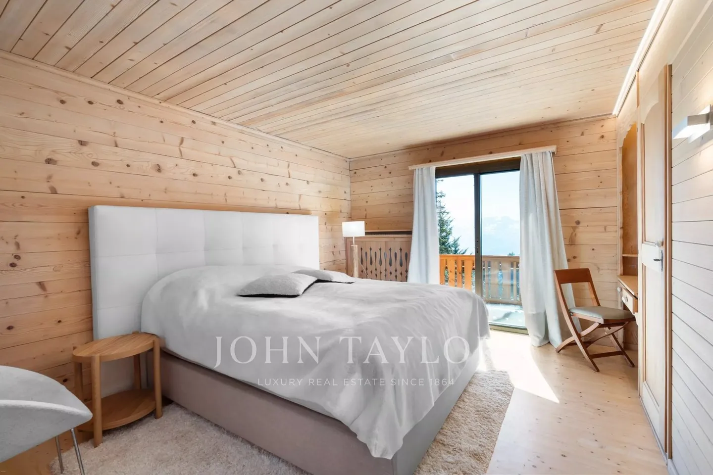 Family chalet with 10 rooms, indoor pool and stunning views of the Alps. - Photo 7 of 13