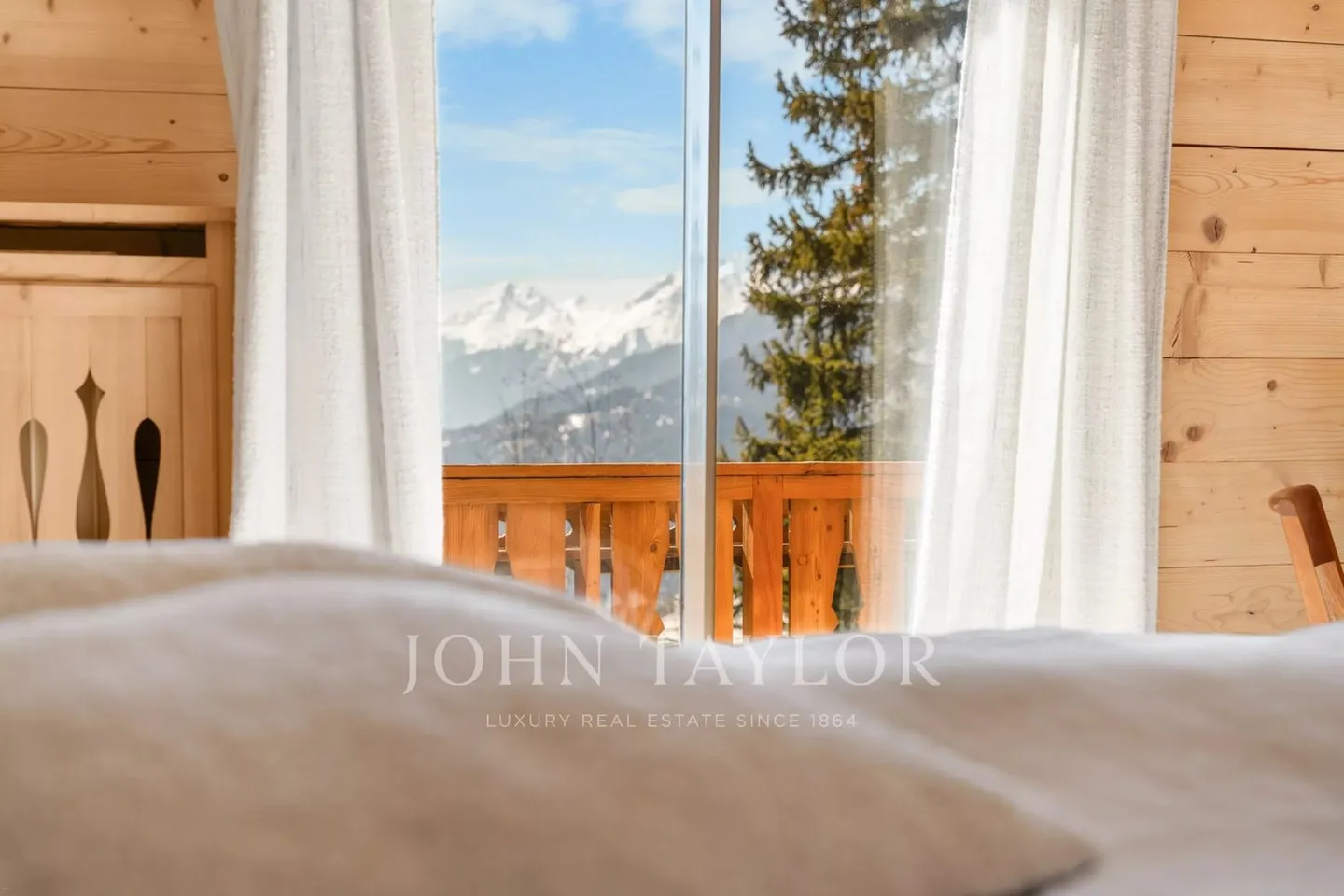 Family chalet with 10 rooms, indoor pool and stunning views of the Alps. - Photo 8 of 13