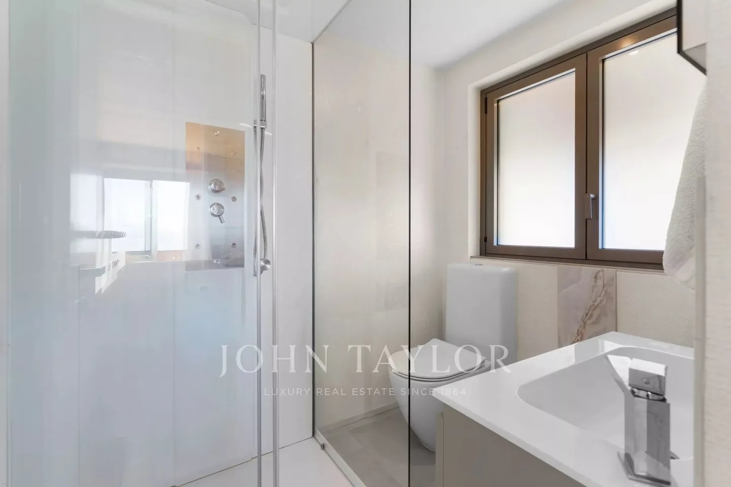 Family chalet with 10 rooms, indoor pool and stunning views of the Alps. - Photo 9 of 13