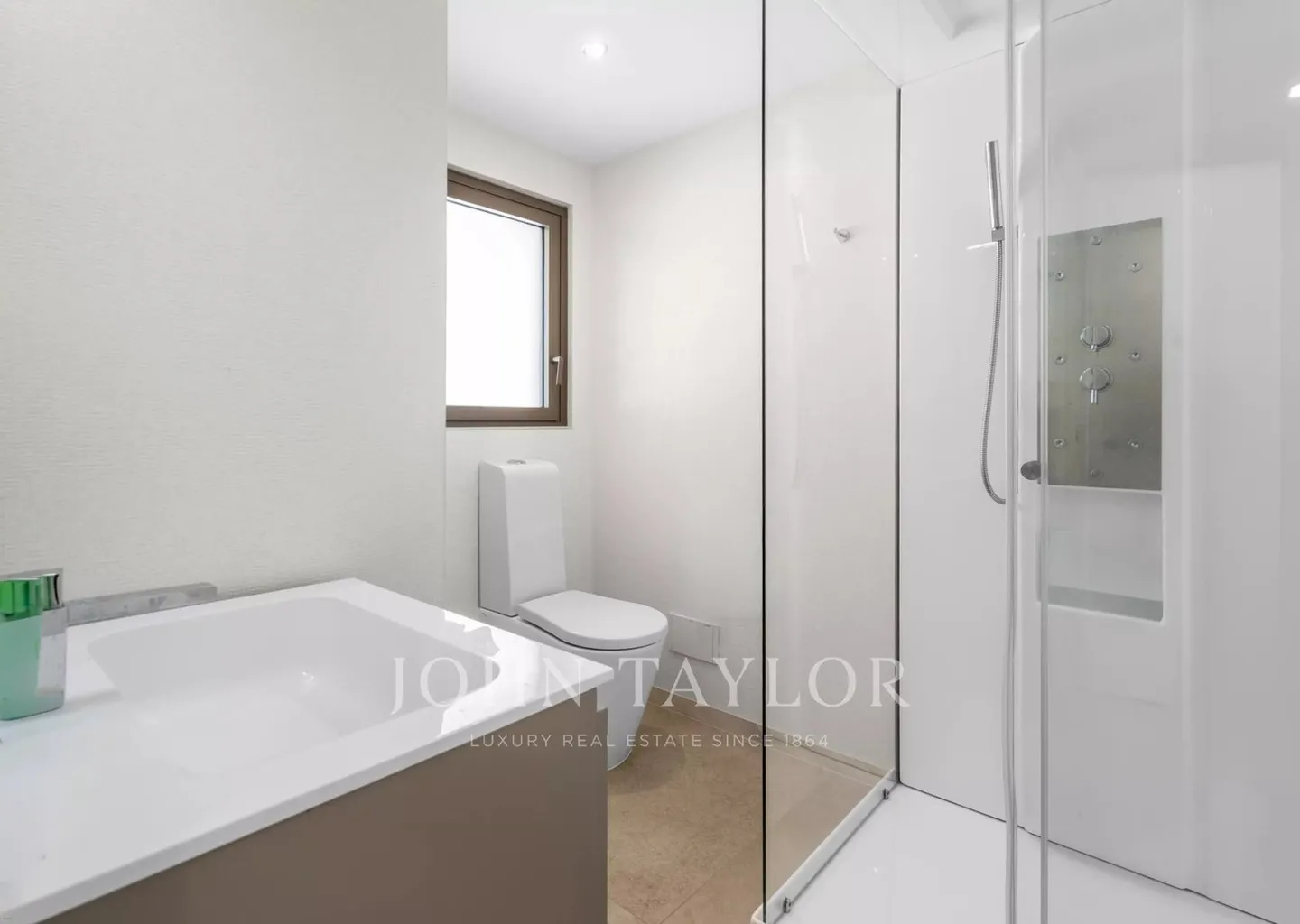 Family chalet with 10 rooms, indoor pool and stunning views of the Alps. - Photo 10 of 13