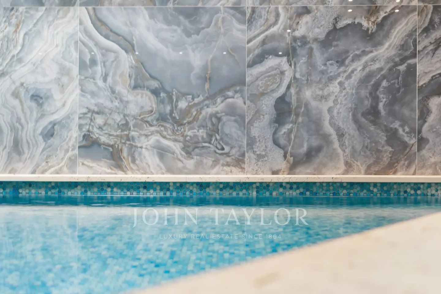 Family chalet with 10 rooms, indoor pool and stunning views of the Alps. - Photo 12 of 13