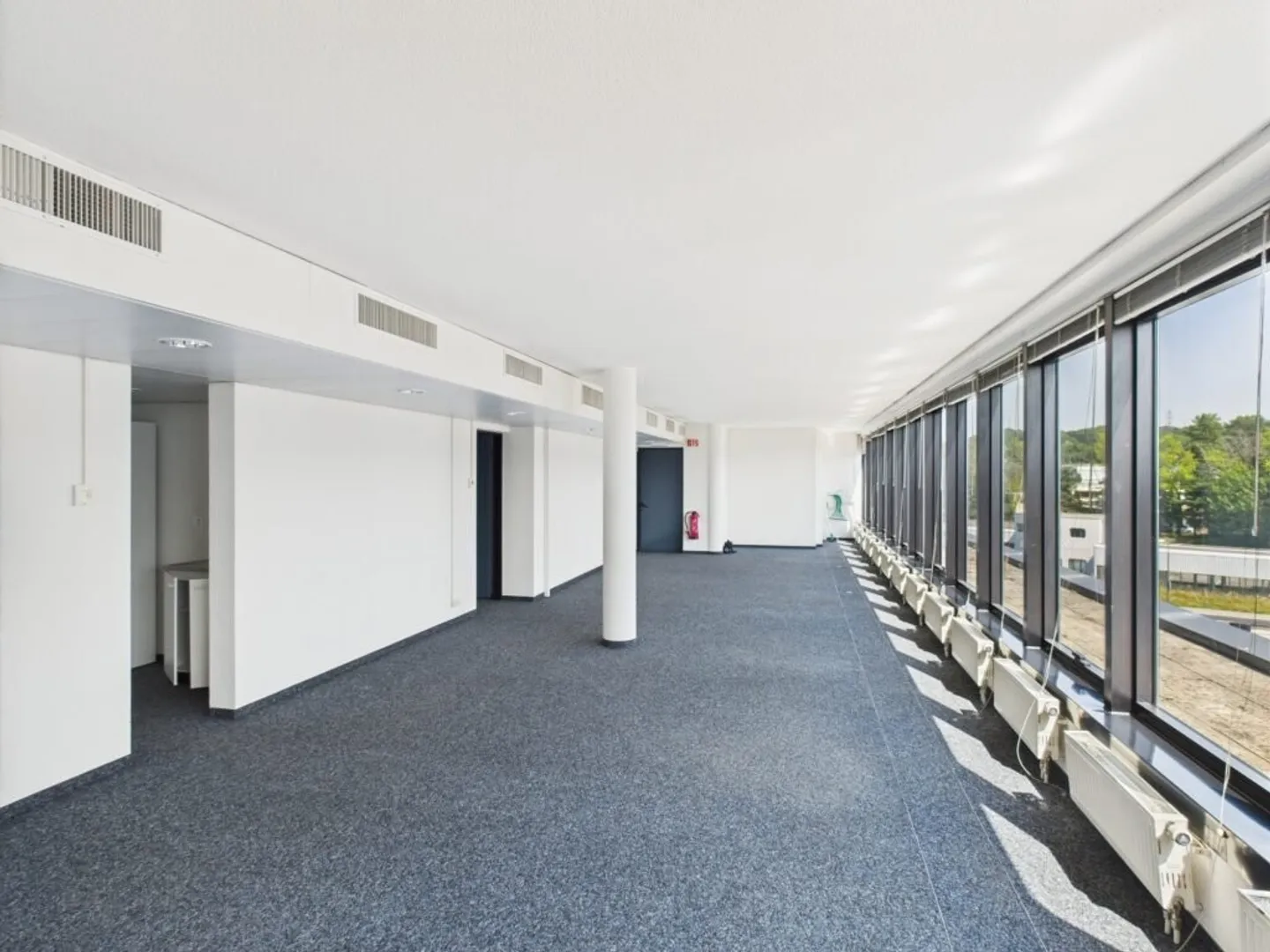 Büro von etwa 101 m2 im 4. Stock in der Nähe aller Annehmlichkeiten - Foto 3 von 6