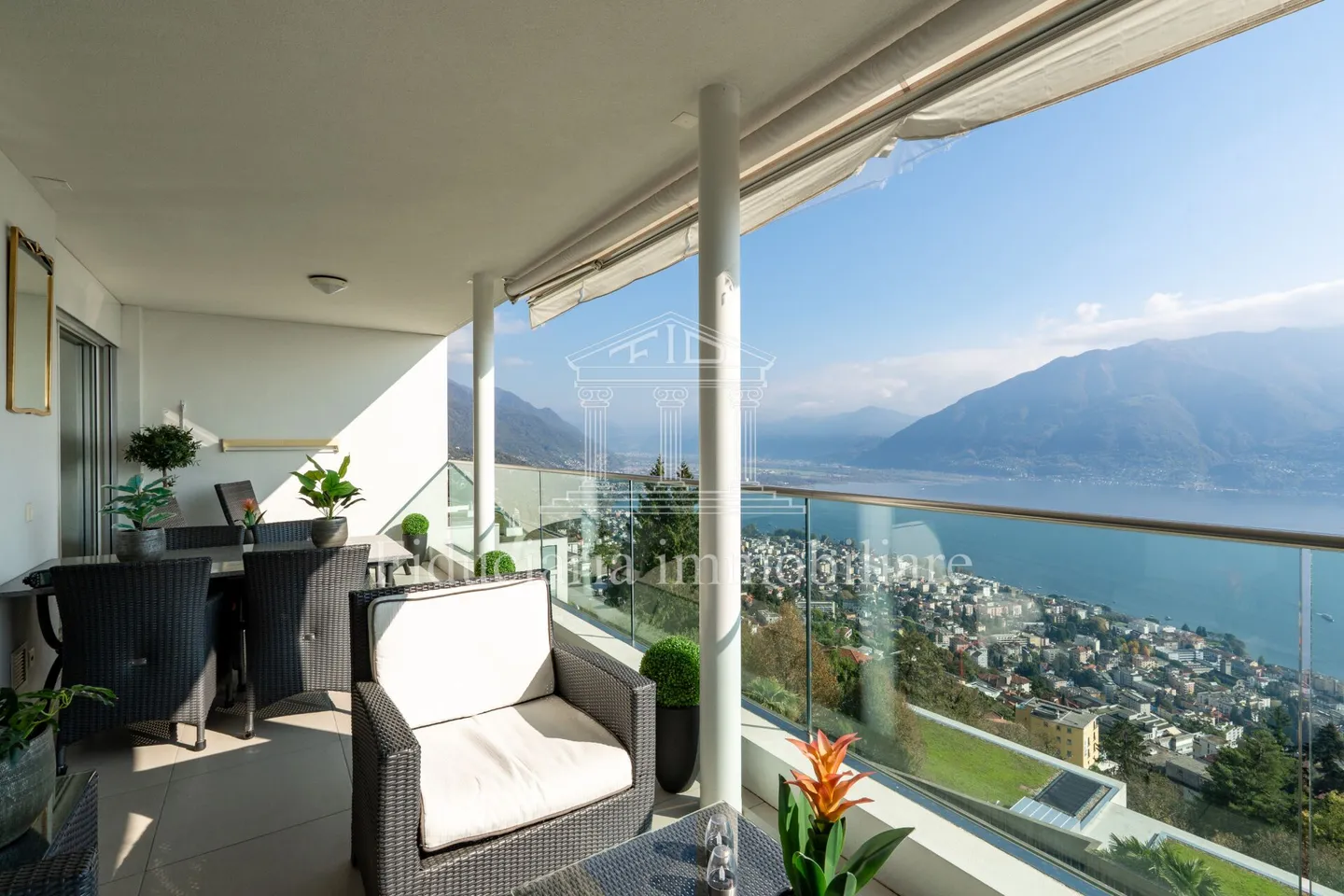 ORSELINA - Ampio 2.5 locali al piano attico con vista lago imprendibile - Foto 2 di 10