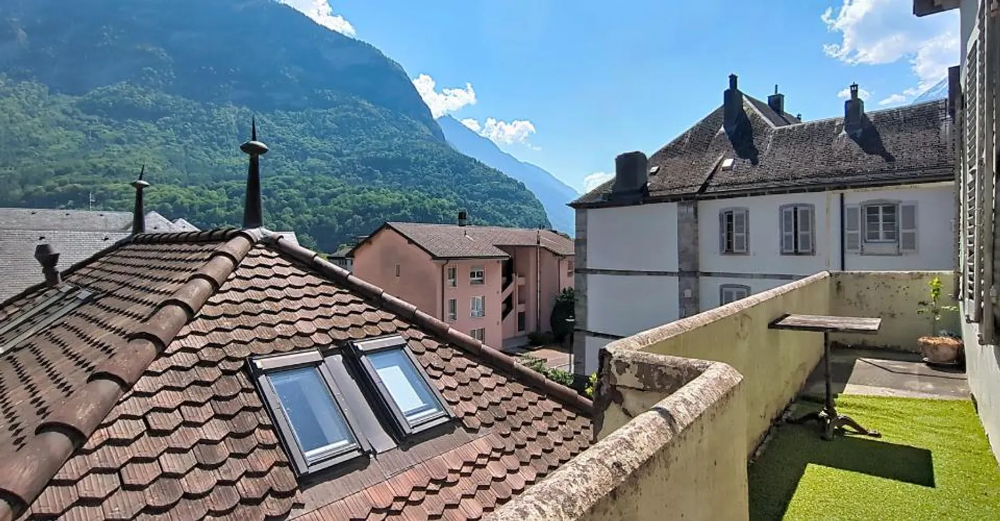 Charmant appartement à rénover de 4.5 pièces avec balcon au coeur de St-Maurice - Foto 1 von 12