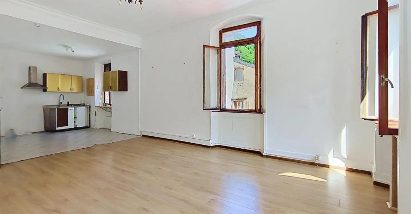 Charmant appartement à rénover de 4.5 pièces avec balcon au coeur de St-Maurice - Foto 2 von 12
