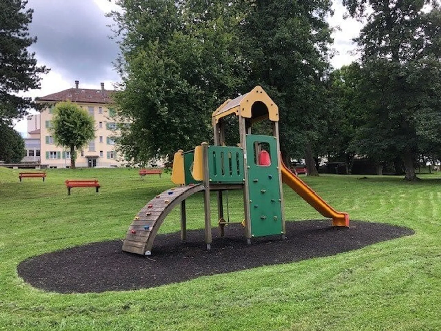 Bellissimo appartamento ristrutturato in un quartiere tranquillo - Foto 7 di 8