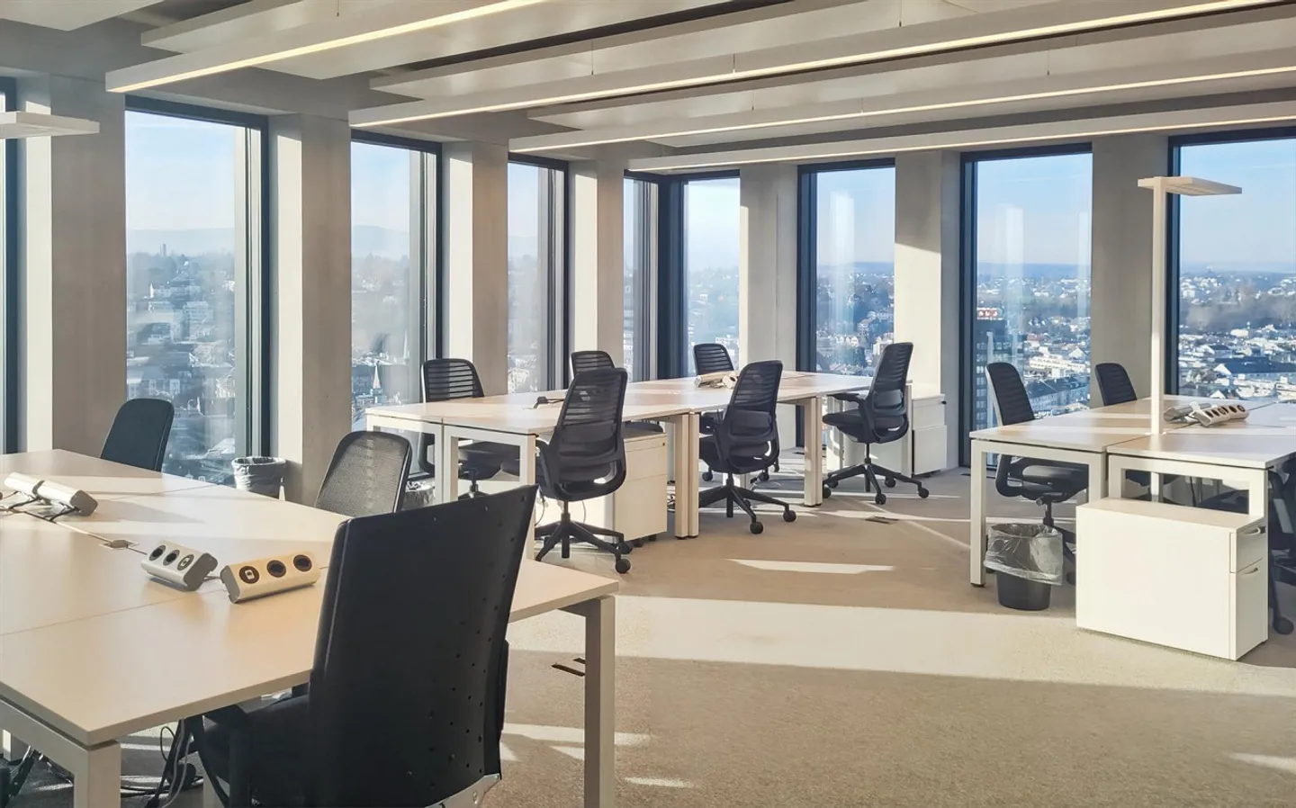 Accès continu à des bureaux en open space pour 10 personnes dans le Spaces Grosspeter Tower - Photo 2 sur 19