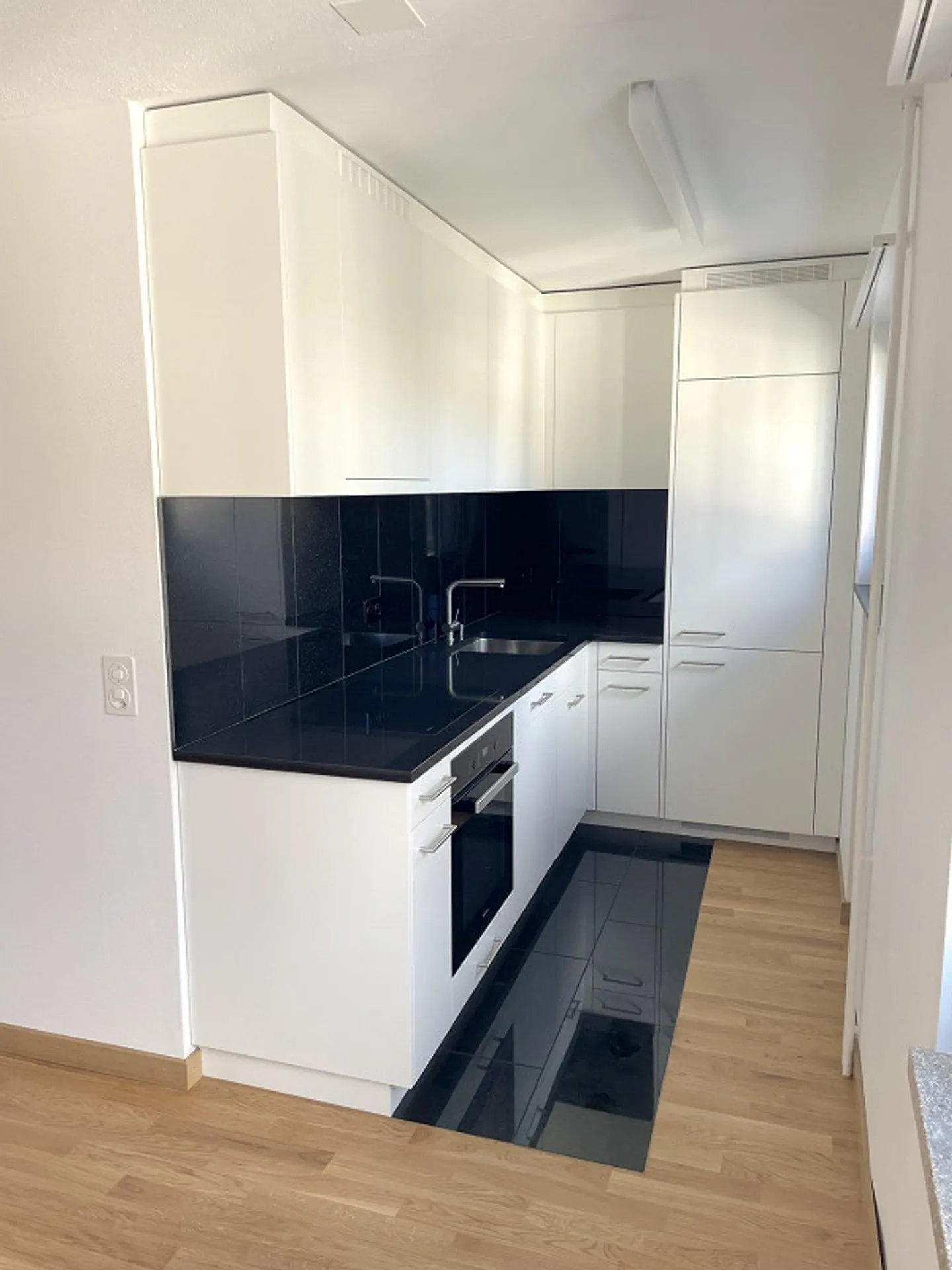 Freshly renovated 3.5 room apartment with a view of greenery - Photo 5 of 13