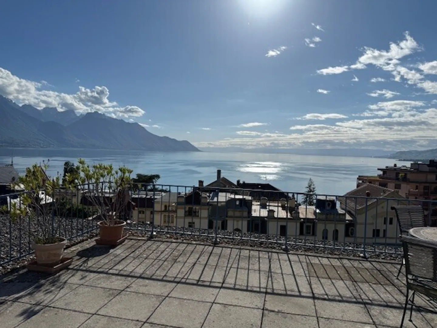 Appartement Charmant avec Vue sur le Lac - Photo 2 sur 15