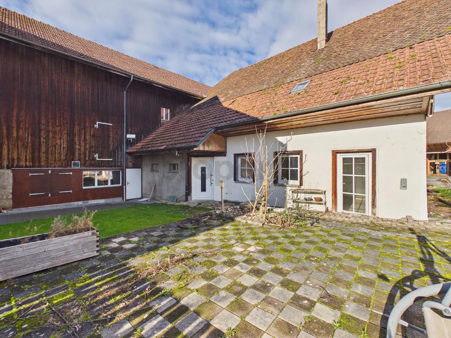 Ferme de 4 pièces près des écoles et des transports en commun, Wegenstetten - Photo 1 sur 7