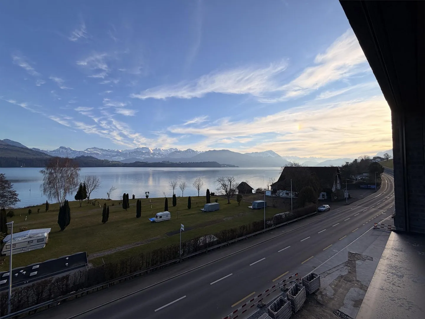 Prima occupazione appartamento di 4,5 stanze con vista sul lago e panorama montano - Foto 3 di 17