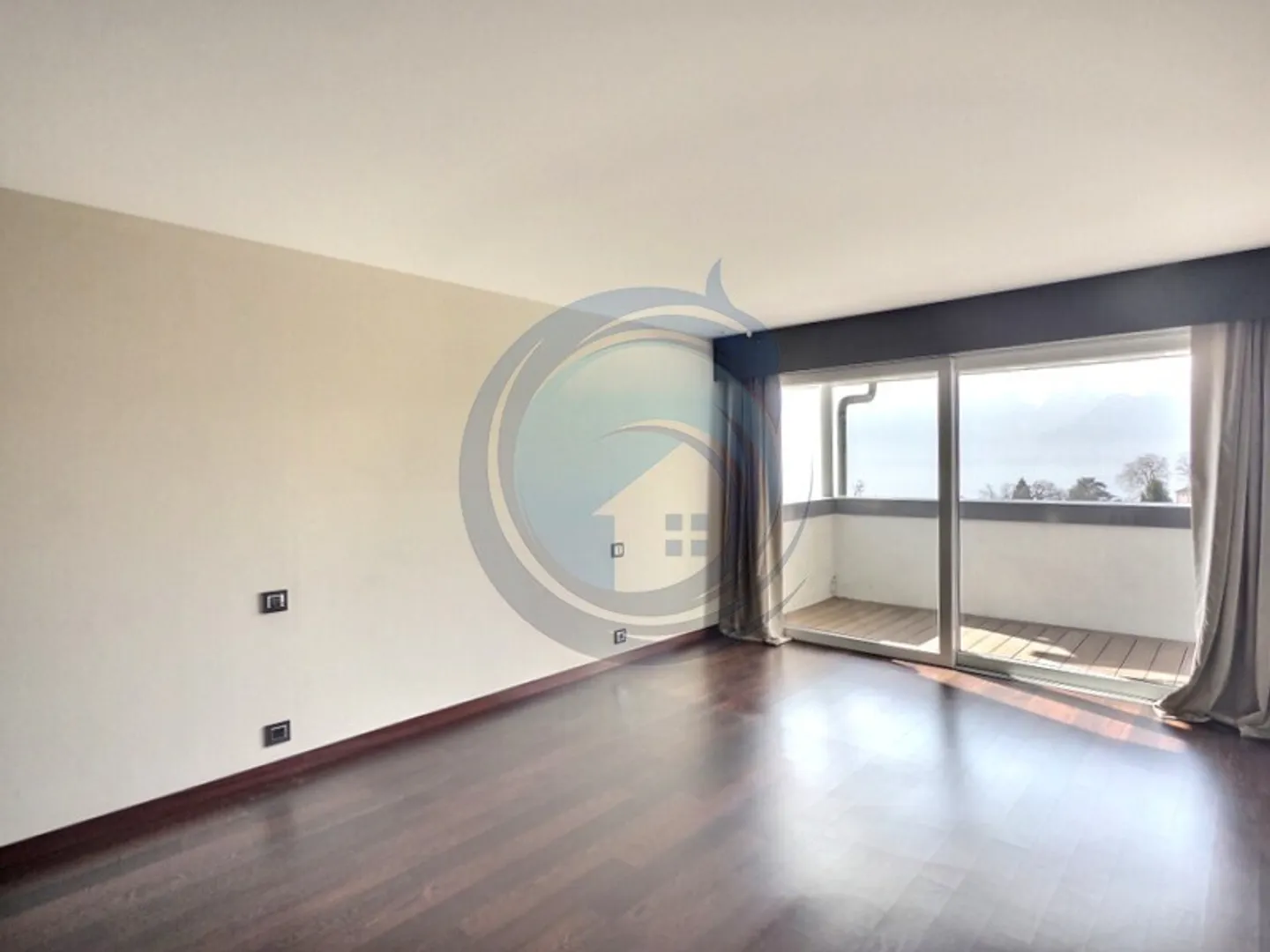 Luxury Duplex with Lake View - Photo 14 of 21