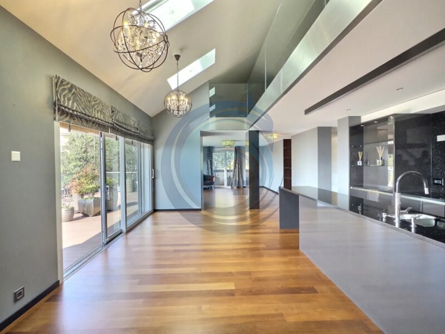 Luxury Duplex with Lake View - Photo 5 of 21