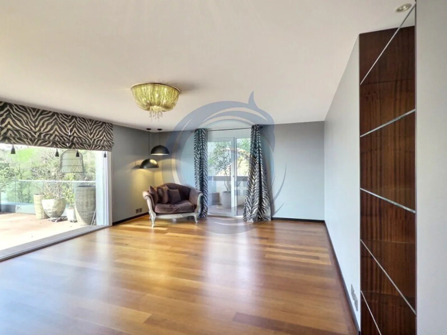 Luxury Duplex with Lake View - Photo 8 of 21