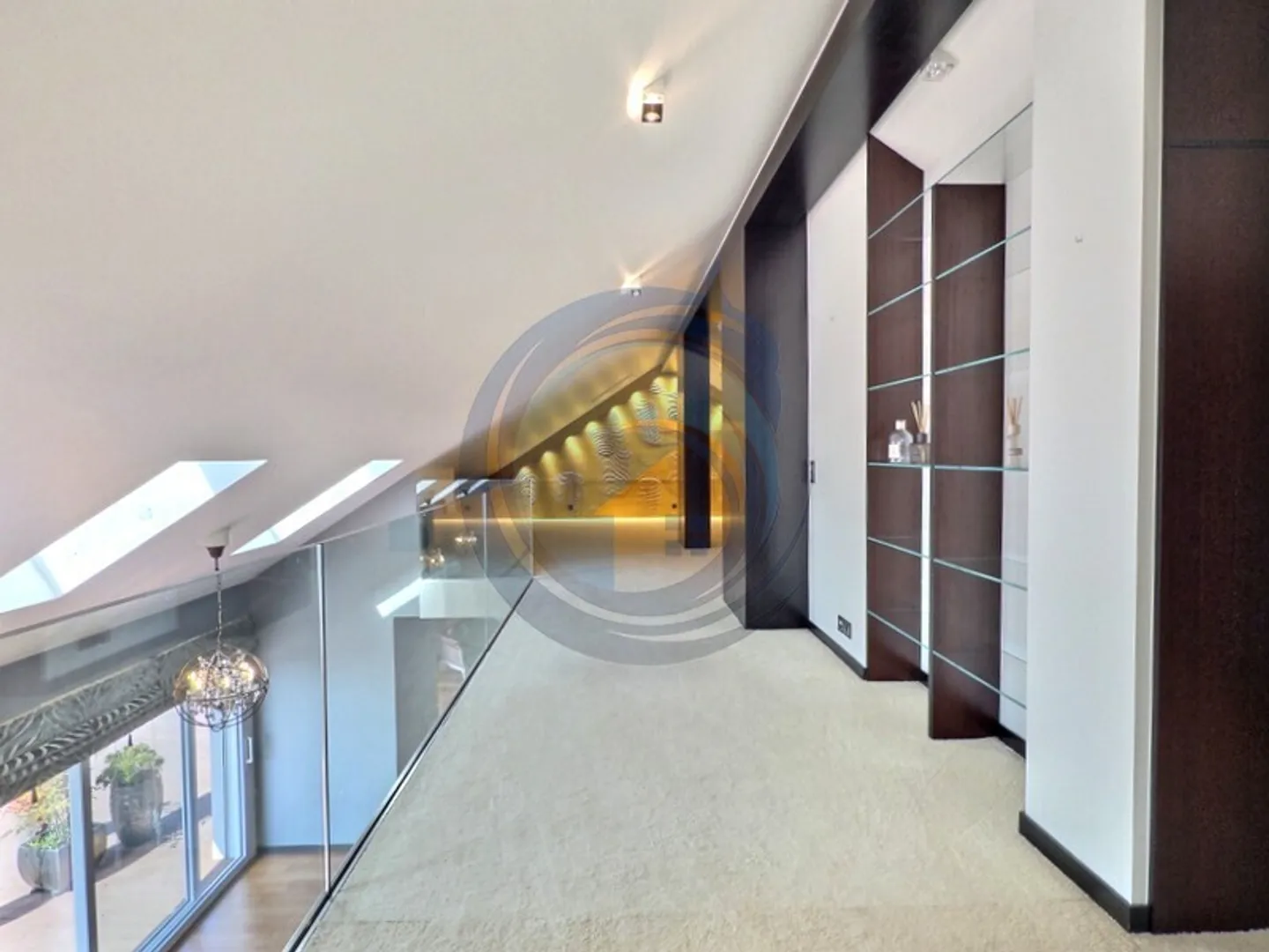 Luxury Duplex with Lake View - Photo 15 of 21