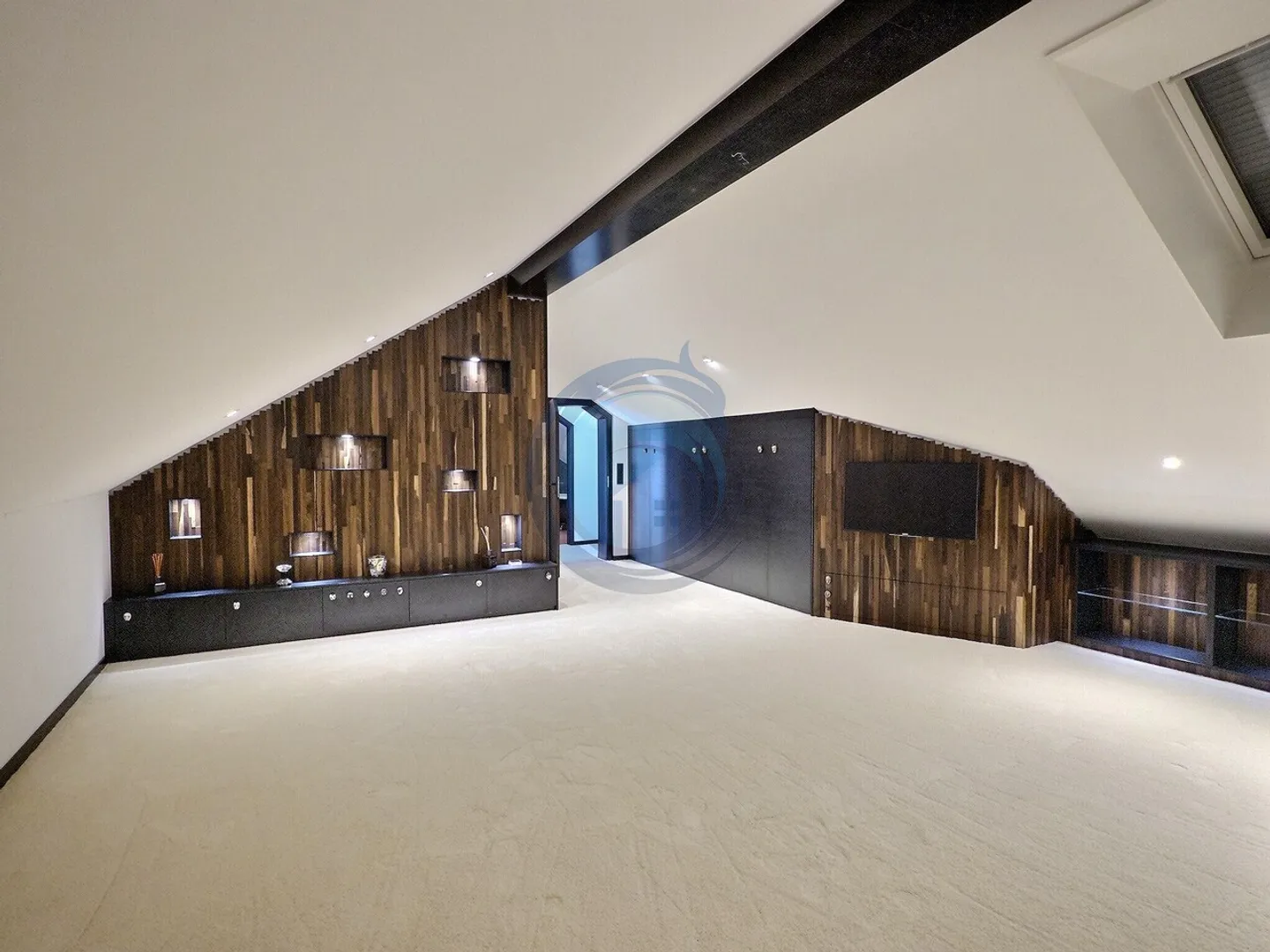 Luxury Duplex with Lake View - Photo 17 of 21