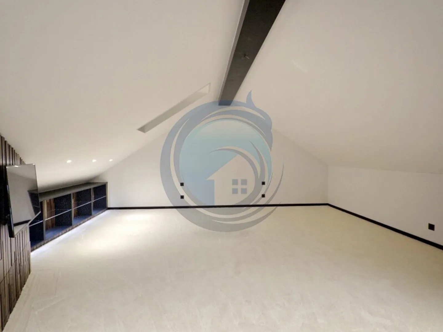 Luxury Duplex with Lake View - Photo 18 of 21