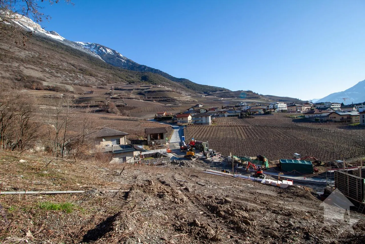 ! Struttura speciale per investitori ! Terreno di 1000 m2 con permesso di costruire - Foto 2 di 8